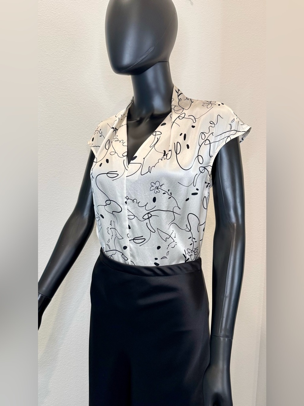 100% Silk White & Black Abstract Print V-Neck Cap Sleeve Top